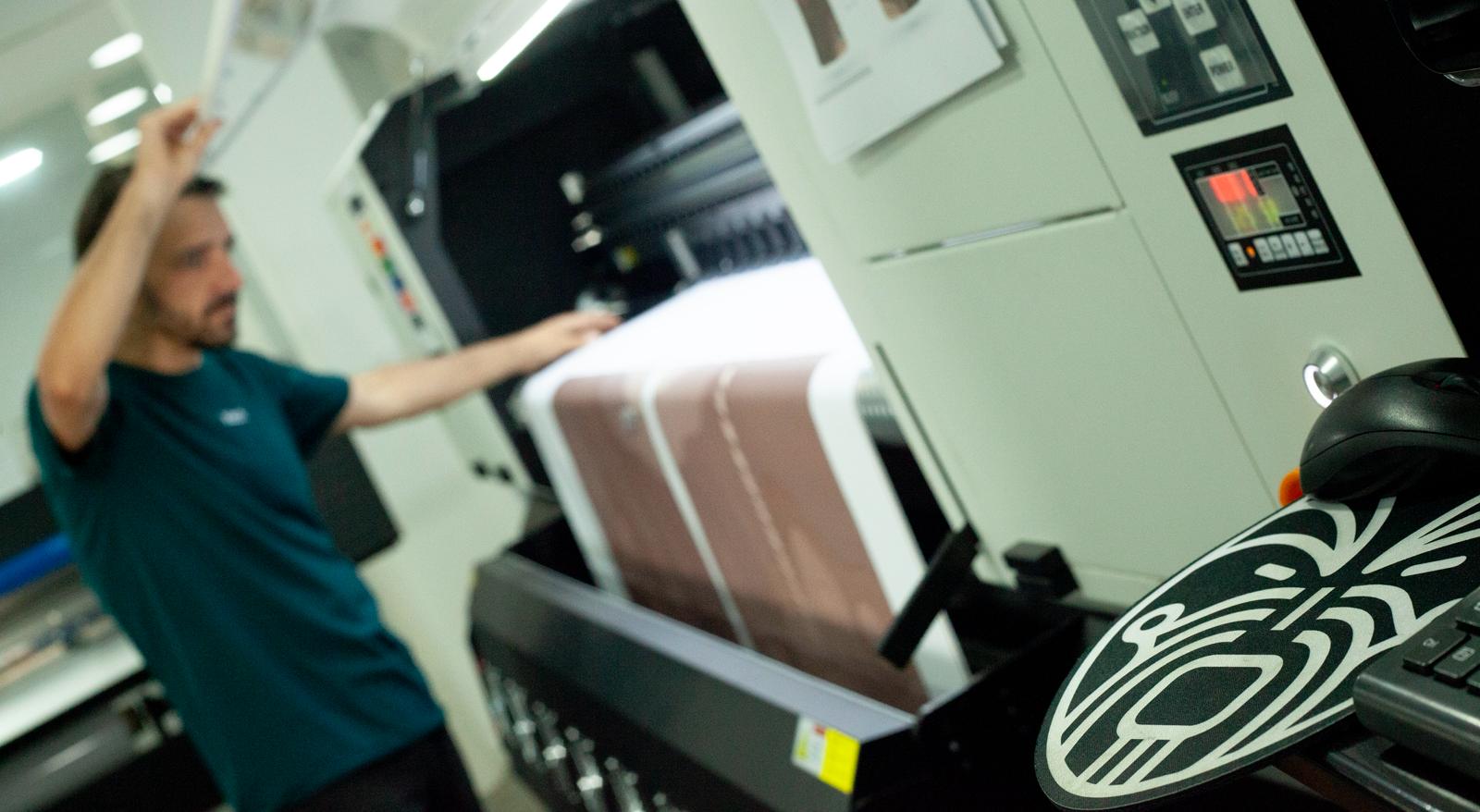 Almacén de logística de DRESSCO para producción urgente y entrega rápida de vestuario laboral